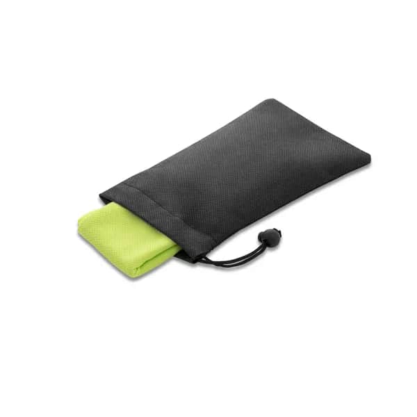 Sporthandtuch aus recyceltem Polyester (100% rPET) dient zur Erfrischung mit Vliesstoffbeutel - BERNAL - Hellgrün