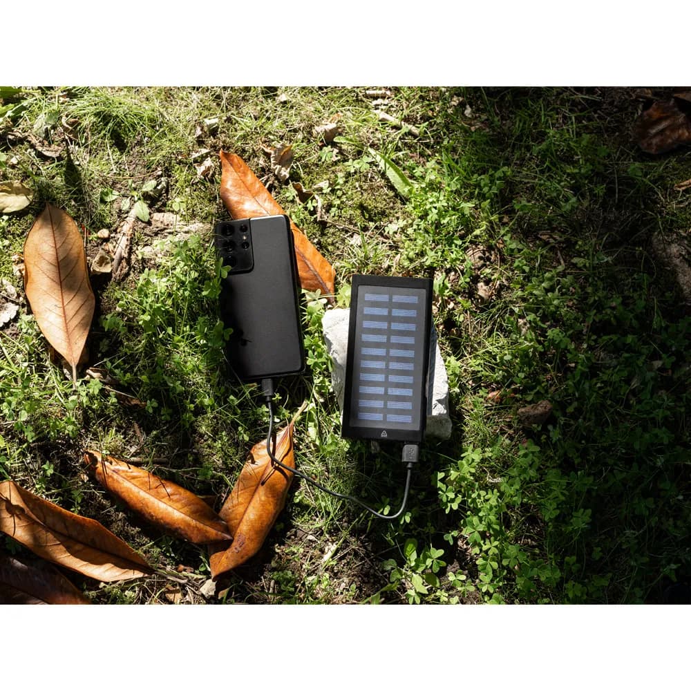 8000 mAh Powerbank mit Solarpanel aus 100% recyceltem Aluminium - CLERK - Schwarz