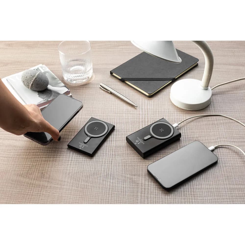 Magnetische Powerbank mit Schnellladefunktion aus recyceltem Aluminium und recyceltem ABS, 5000 mAh - WRIGHT 5 - Schwarz