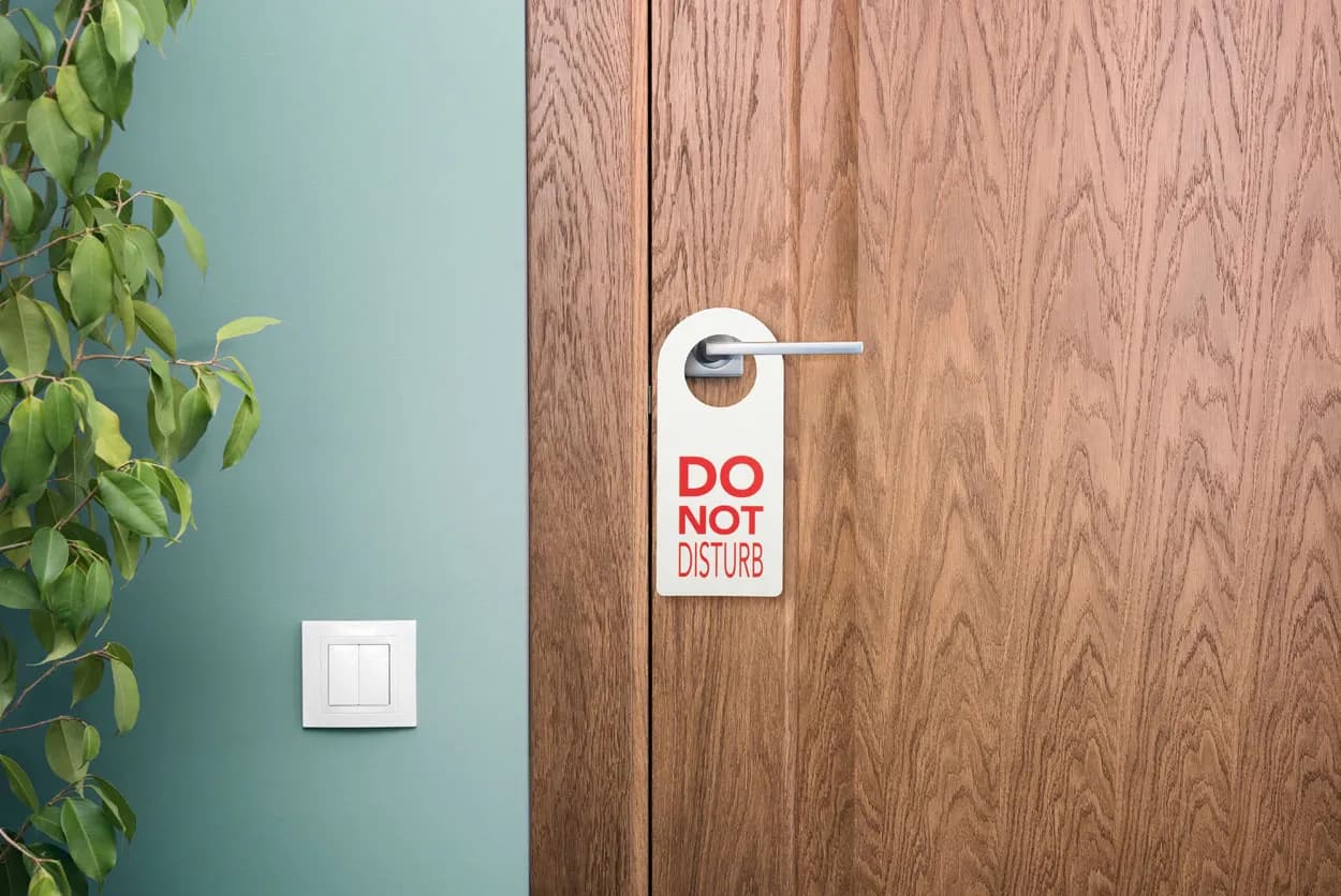 Individueller Tür-Aufhänger - Disturb - weiß