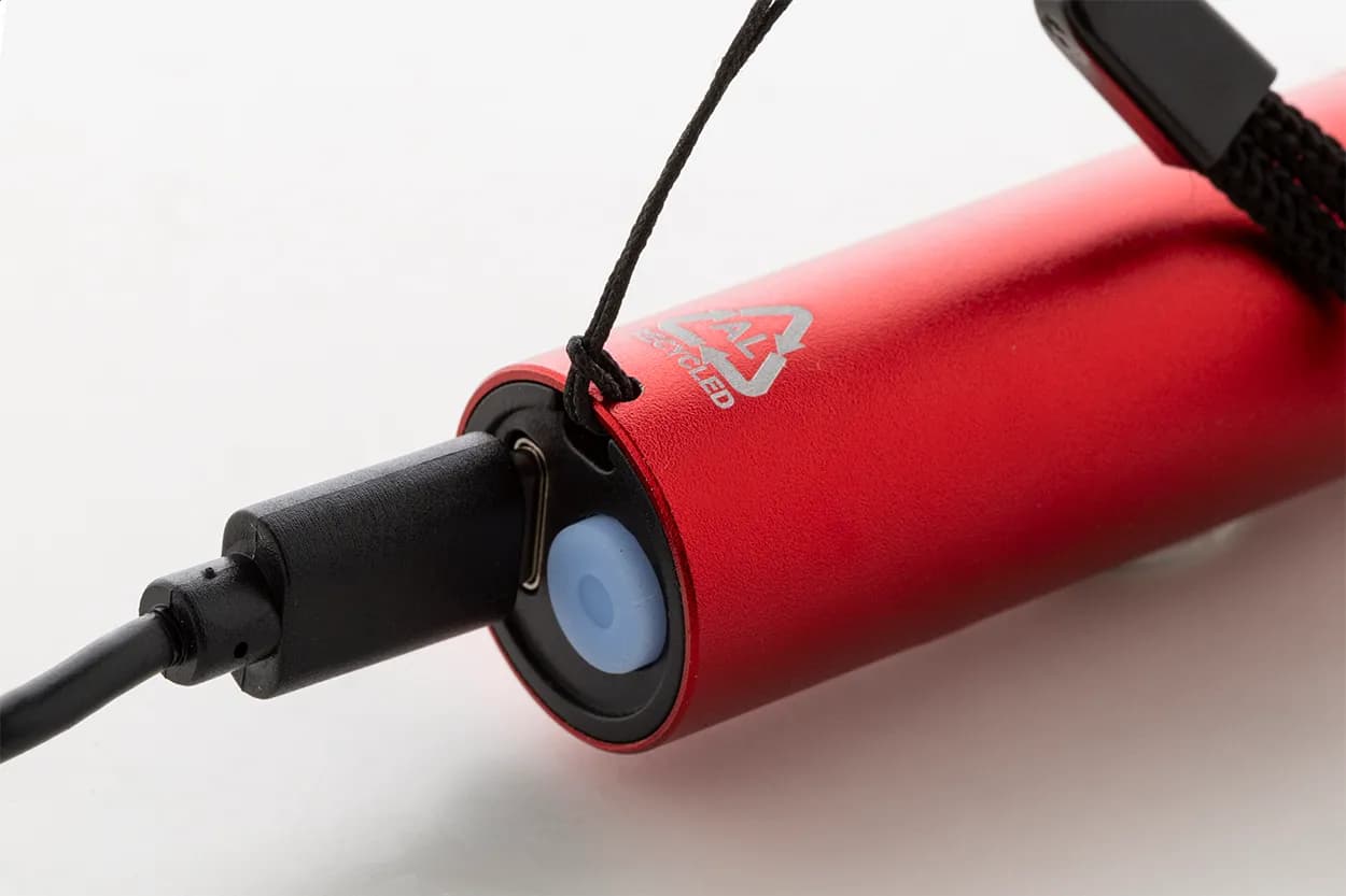 wiederaufladbare Taschenlampe aus recyceltem Aluminium - Chargelight Tone - rot (-05)
