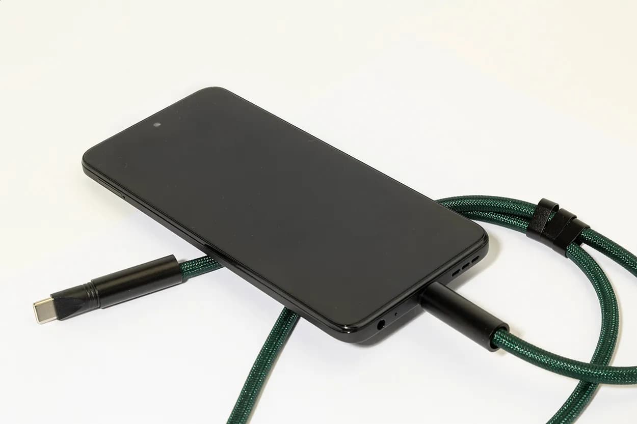 60W Lanyard mit Lade- und Datenkabel aus RPET - HolCharge - dunkelgrün (-07A)