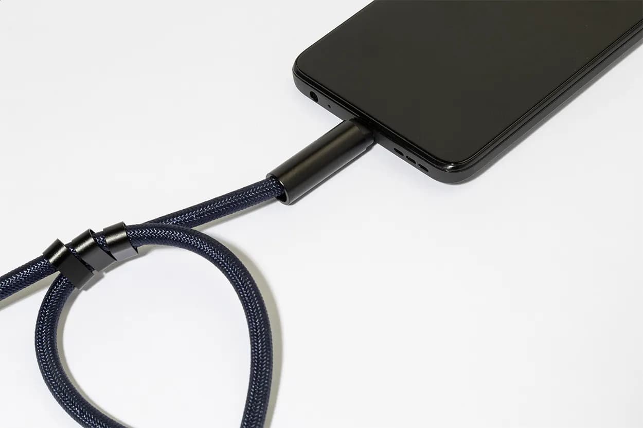 60W Handgelenkband mit Lade- und Datenkabel aus RPET - CuffCharge - dunkelblau (-06A)