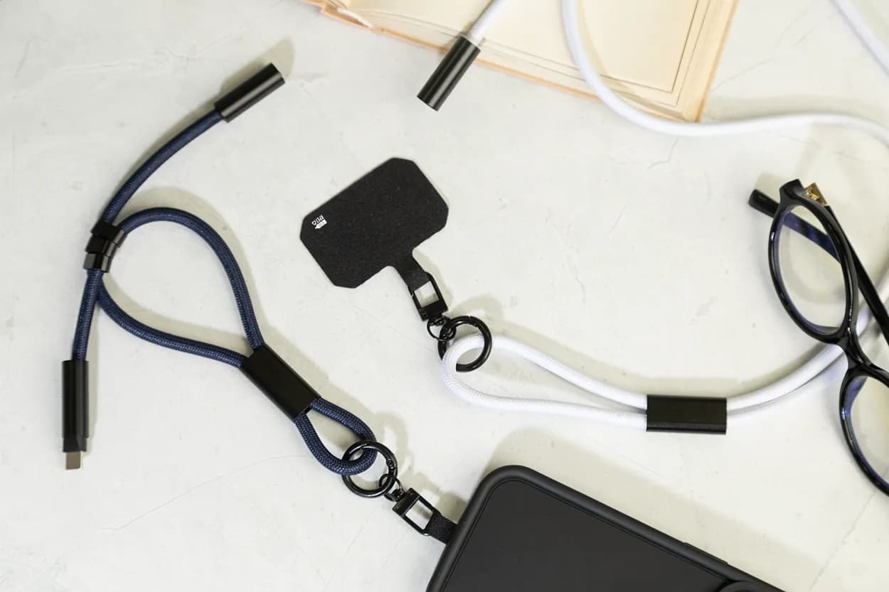 60W Handgelenkband mit Lade- und Datenkabel aus RPET - CuffCharge - dunkelblau (-06A)