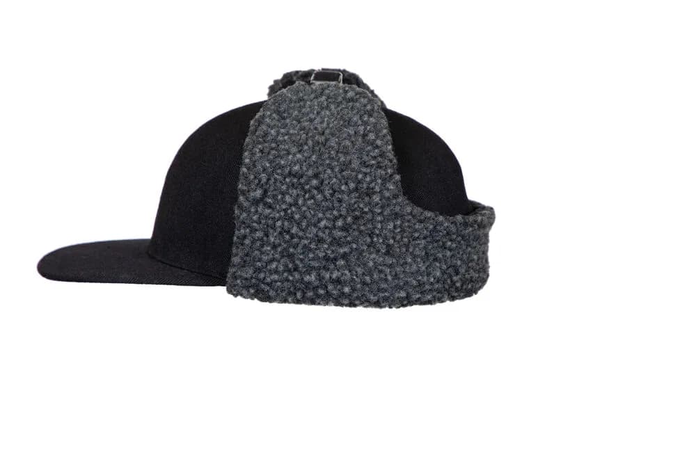 9082 CAP WITH EAR FLAPS - Schwarz