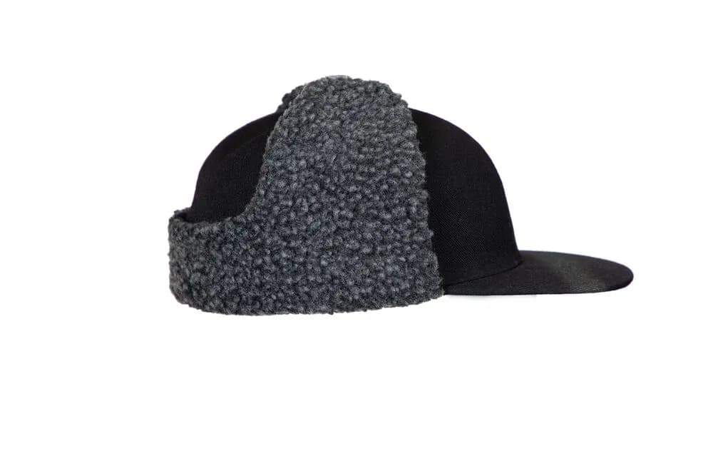 9082 CAP WITH EAR FLAPS - Schwarz