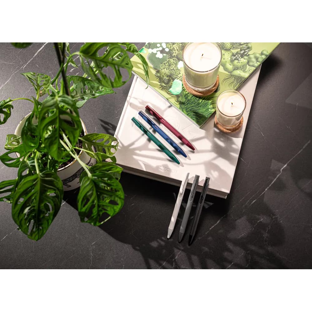 Blauschreibender Kugelschreiber aus recyceltem Aluminium (100% rAL) mit Gummibeschichtung - CLINT - Schwarz