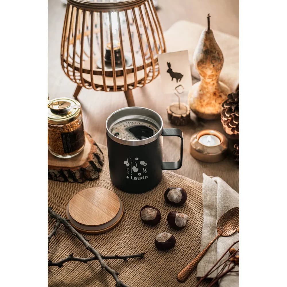 Becher aus 90% recyceltem Edelstahl mit Bambusdeckel 420 mL - LAUDA - Schwarz
