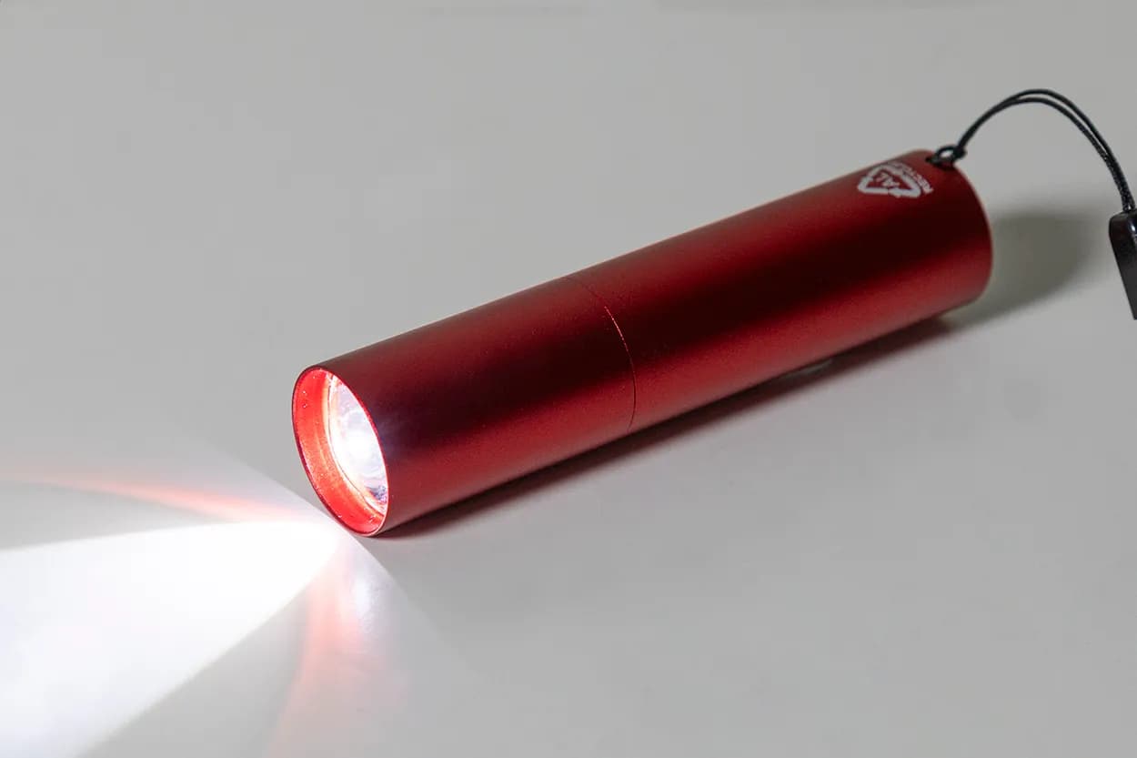 wiederaufladbare Taschenlampe aus recyceltem Aluminium - Chargelight Tone - rot (-05)