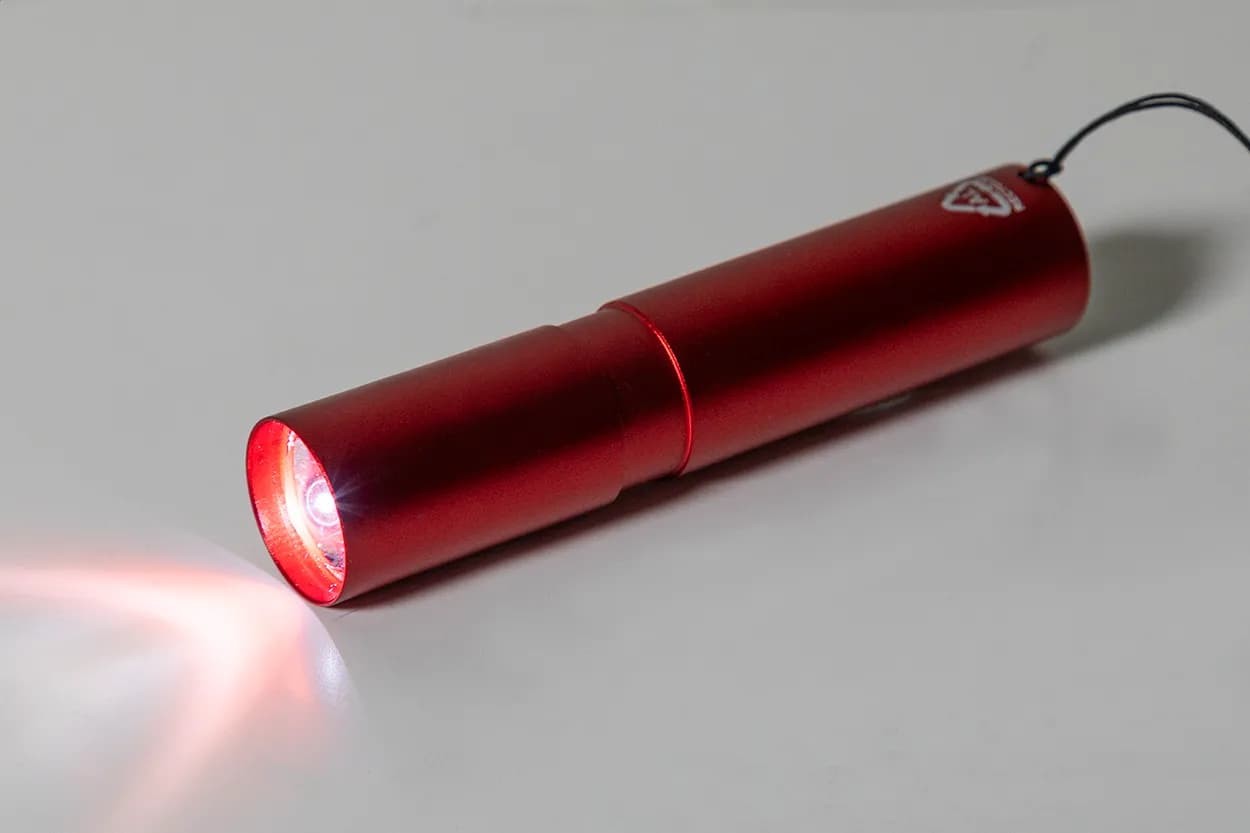 wiederaufladbare Taschenlampe aus recyceltem Aluminium - Chargelight Tone - rot (-05)