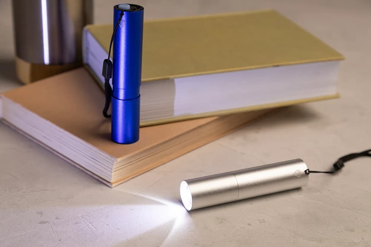 wiederaufladbare Taschenlampe aus recyceltem Aluminium - Chargelight Tone - silber (-21)