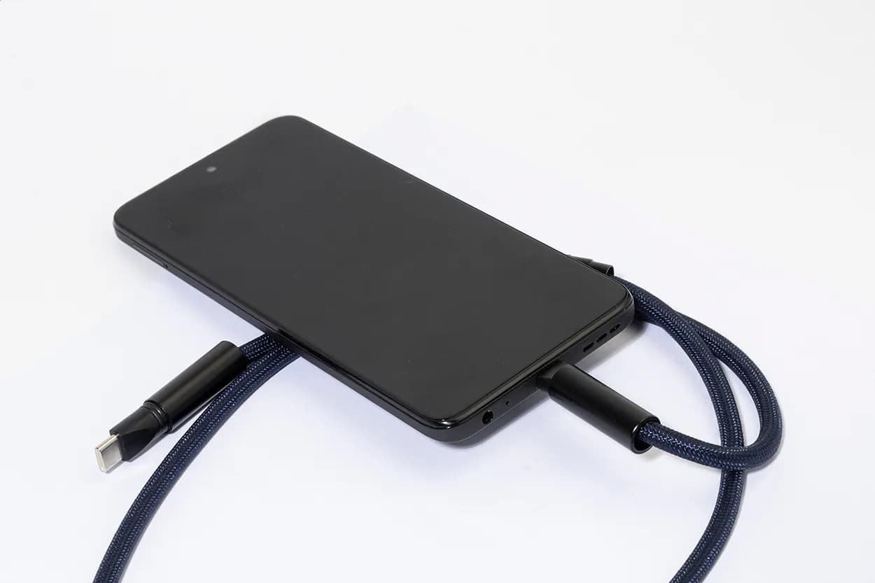 60W Lanyard mit Lade- und Datenkabel aus RPET - HolCharge - dunkelblau (-06A)