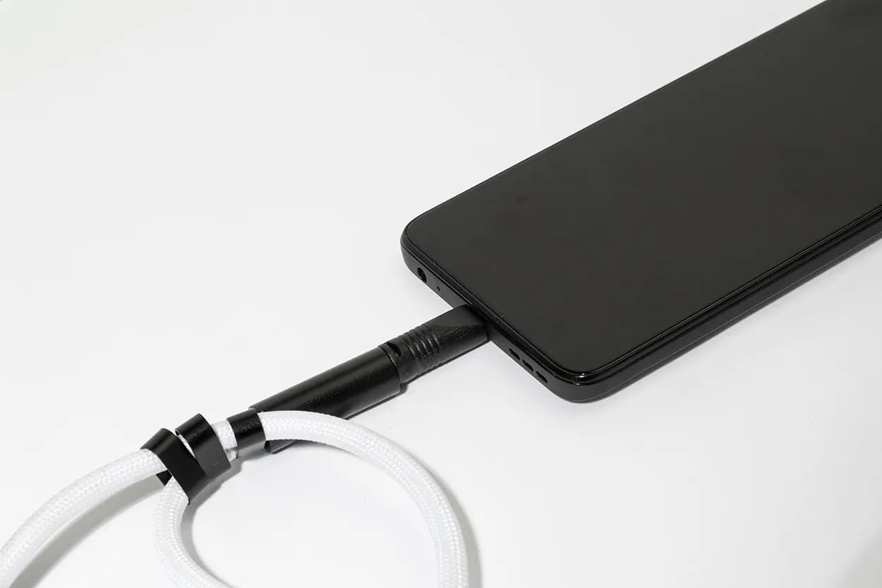 60W Handgelenkband mit Lade- und Datenkabel aus RPET - CuffCharge - weiß (-01)