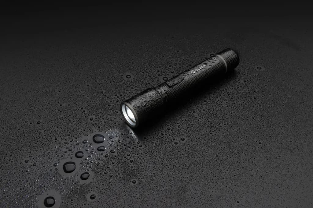 Gear X Taschenlampe aus RCS recycelt. Aluminium mit USB-Akku - schwarz