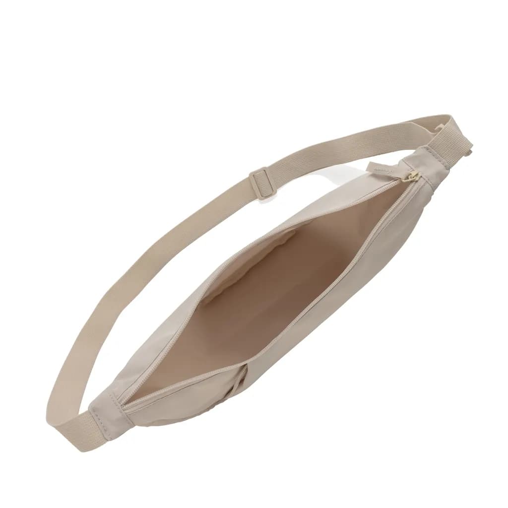 Crescent XL AWARE™ RPET Half-Moon Sling Tasche - beige