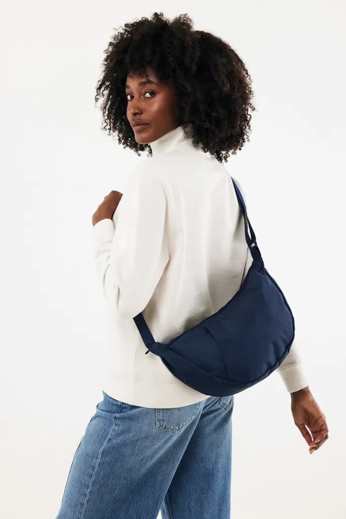 Crescent XL AWARE™ RPET Half-Moon Sling Tasche - navy blau