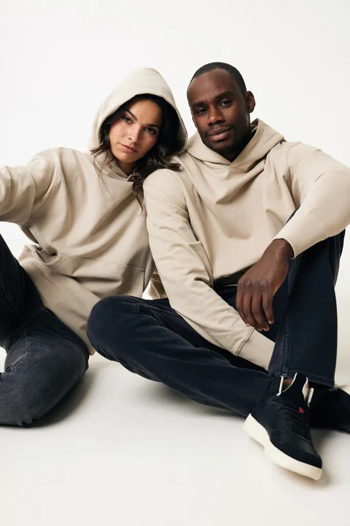 IQONIQ Yoho Relax-Hoodie aus recycelter Baumwolle - desert