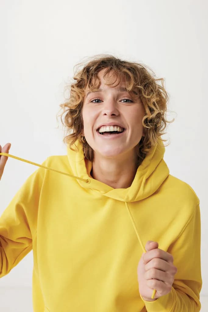 IQONIQ Rila Lightweight Hoodie aus recycelter Baumwolle - gelb