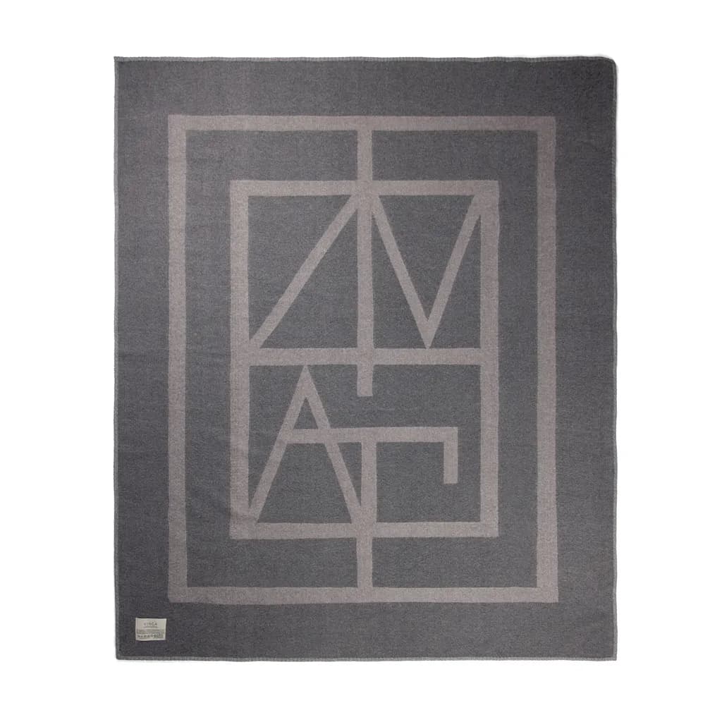 VINGA Monogram GRS Decke - grau