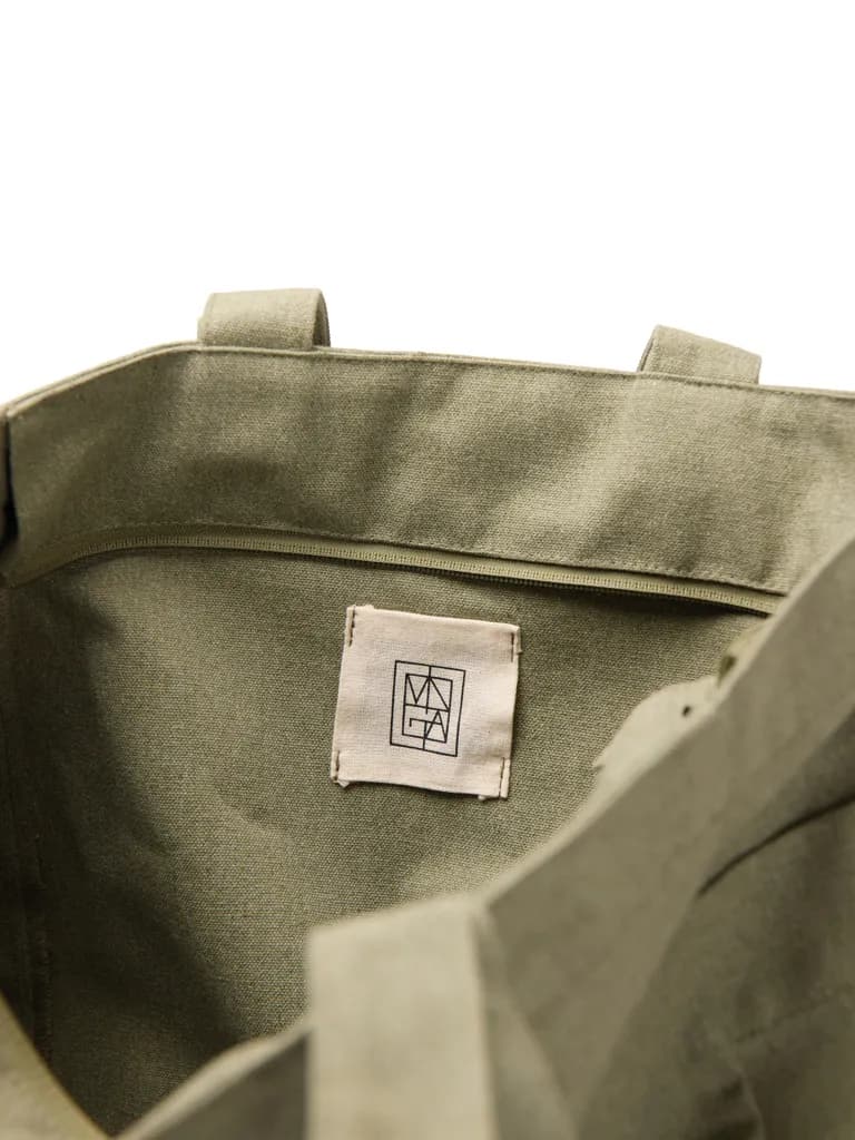 VINGA Hilo AWARE™ Tasche mit Reißverschluss aus rec. Canvas - grün