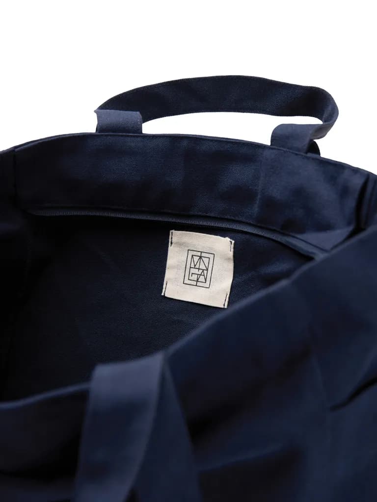 VINGA Hilo AWARE™ Tasche mit Reißverschluss aus rec. Canvas - navy blau